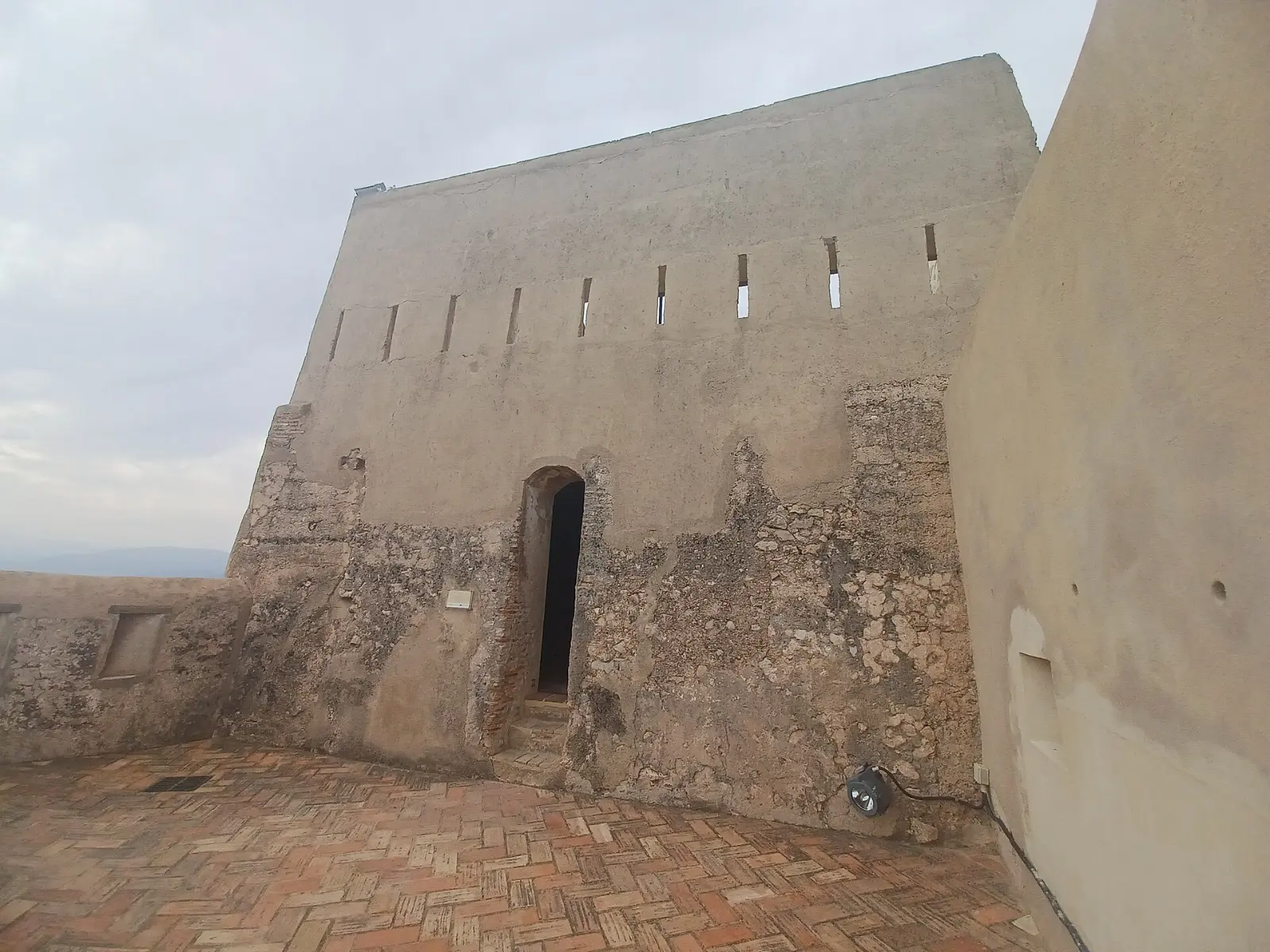 El castillo de Cullera sobre el pueblo y la costa