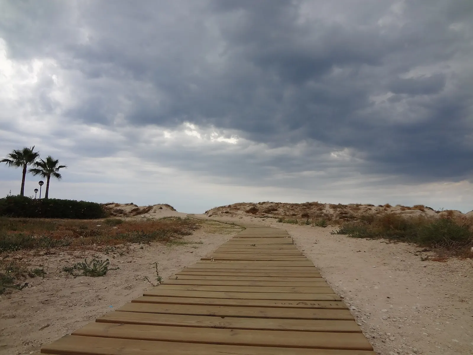 Camino hacia el mar Mediterráneo en la costa de Oliva