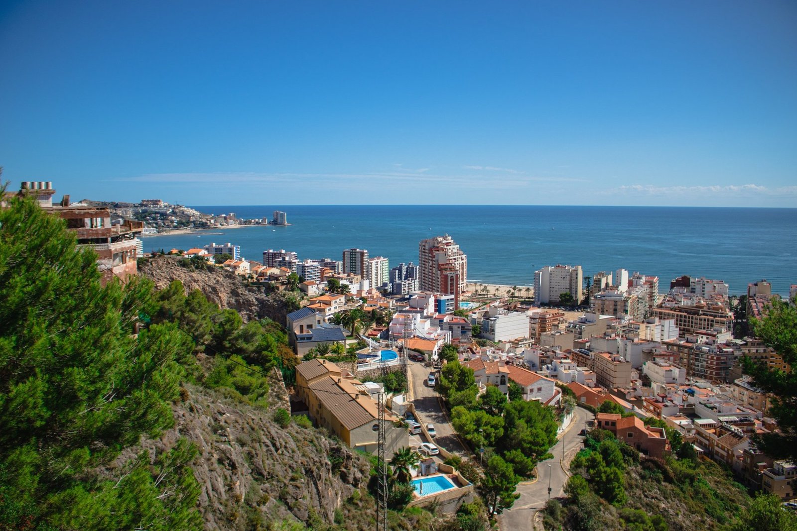 Imagen de Cullera desde el castillo donde se ve el mar y la montaña de Cullera